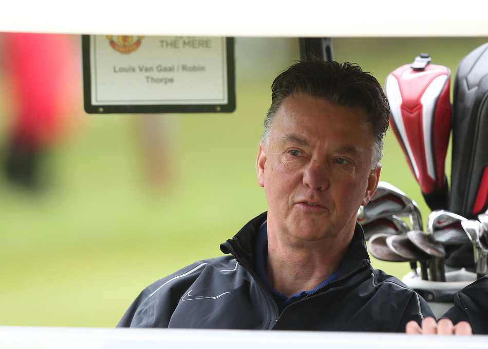 助理教练吉格斯与球员们在一起，神情温和，在场边默默关注着，延续着从传奇球员到教练的红色传承。