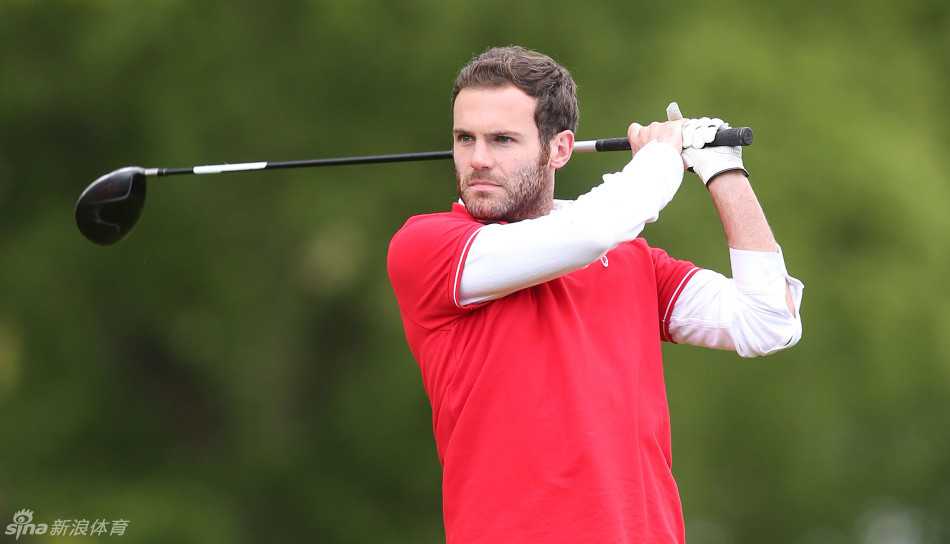 范佩西潇洒地站在绿草如茵的球场上，神情放松且愉悦，享受着与队友共度的闲暇时光。