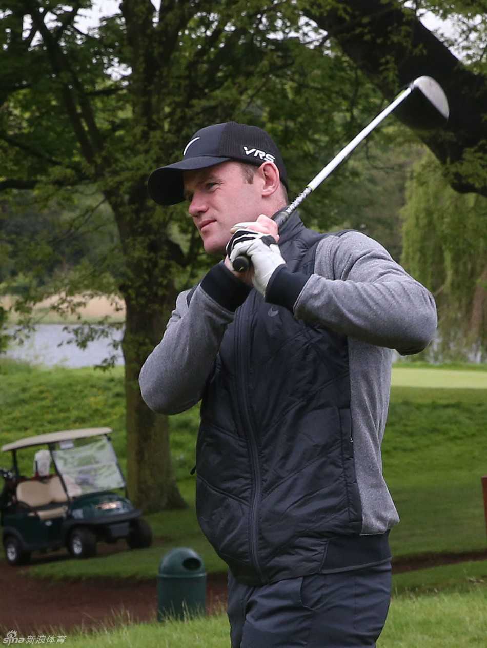 鲁尼表情认真，略显严肃地思考着球路，展现了队长无论在何种场合都保有的那份专注与责任感。