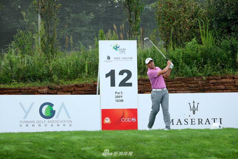 年轻球员佘梓瀚在沙坑中全神贯注地救球，沙粒微溅，展现了他精湛的短杆技术和专注的比赛态度