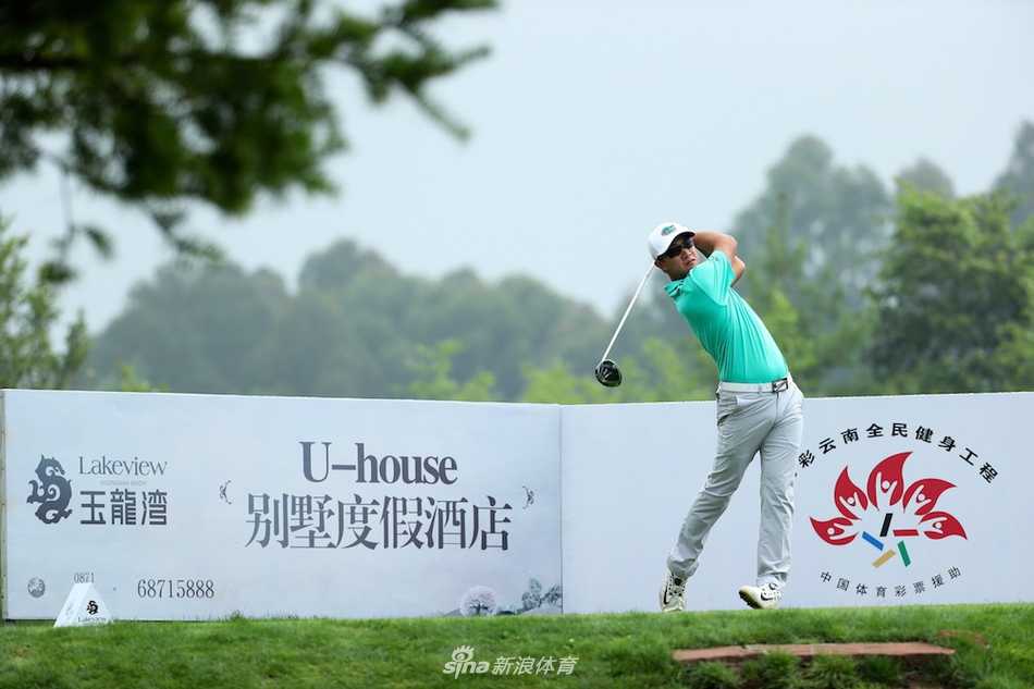 张进在树林困难球位中机智救球，他巧妙地利用击球路线，让小球穿越障碍，成功回到安全区域