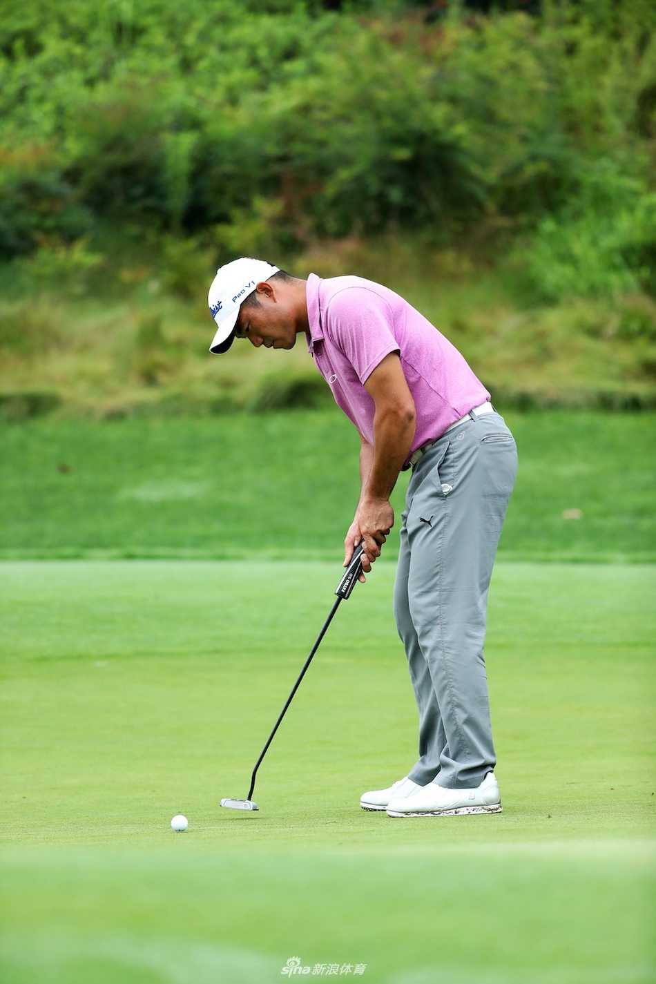 元天在果岭上俯身仔细查看推击线路，他神情严肃，不放过任何可能影响小球滚动的细微起伏