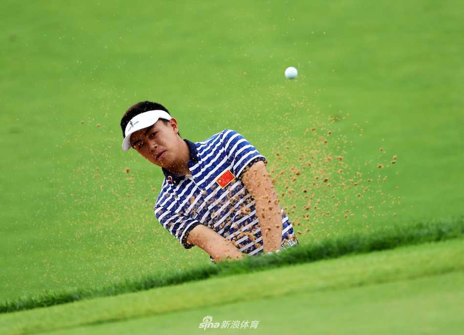 佘梓瀚在完成精彩击球后，与身旁的球童击掌庆祝，两人脸上都露出了默契的笑容