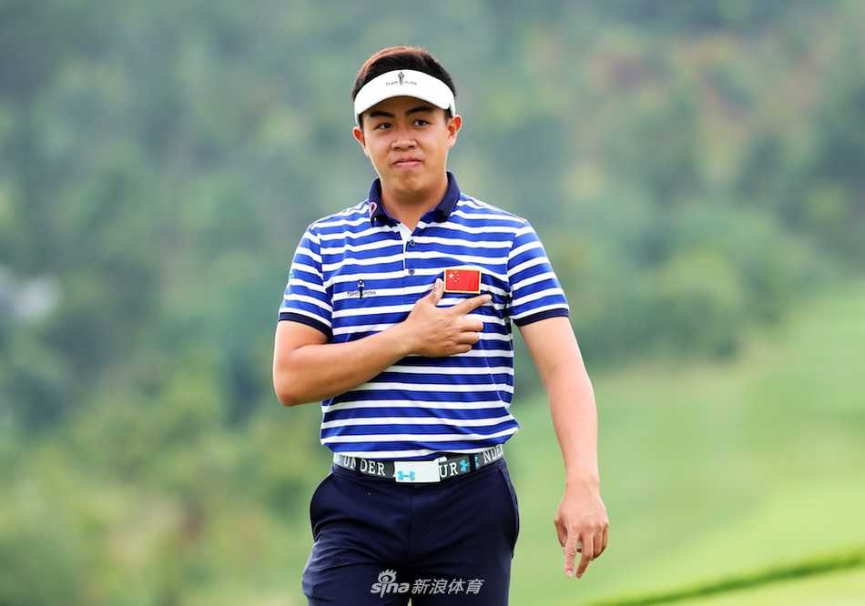 王煦在果岭边成功推入一记难度极高的小鸟推，他紧握拳头庆祝，脸上洋溢着激动与自豪的神情