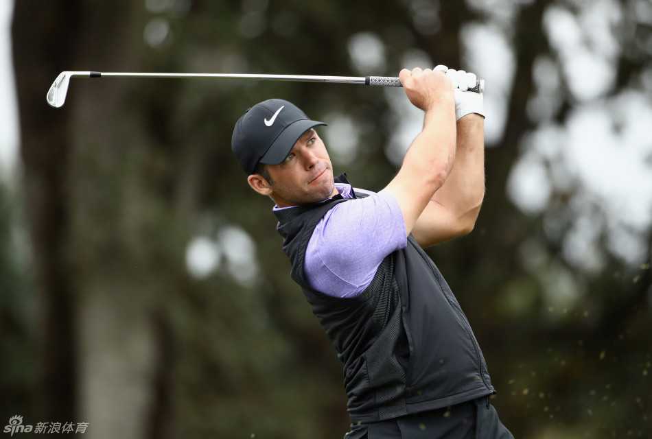 皮尔西在关键时刻推入致胜长推，紧握拳头庆祝，尽显领先者霸气。