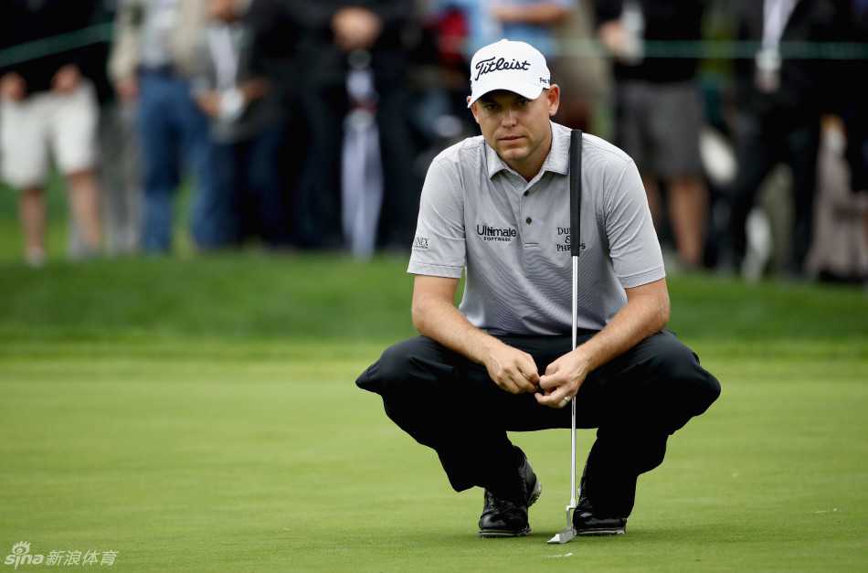 保罗·卡西在球道上仔细斟酌选杆策略，专注的神情彰显名将风范。