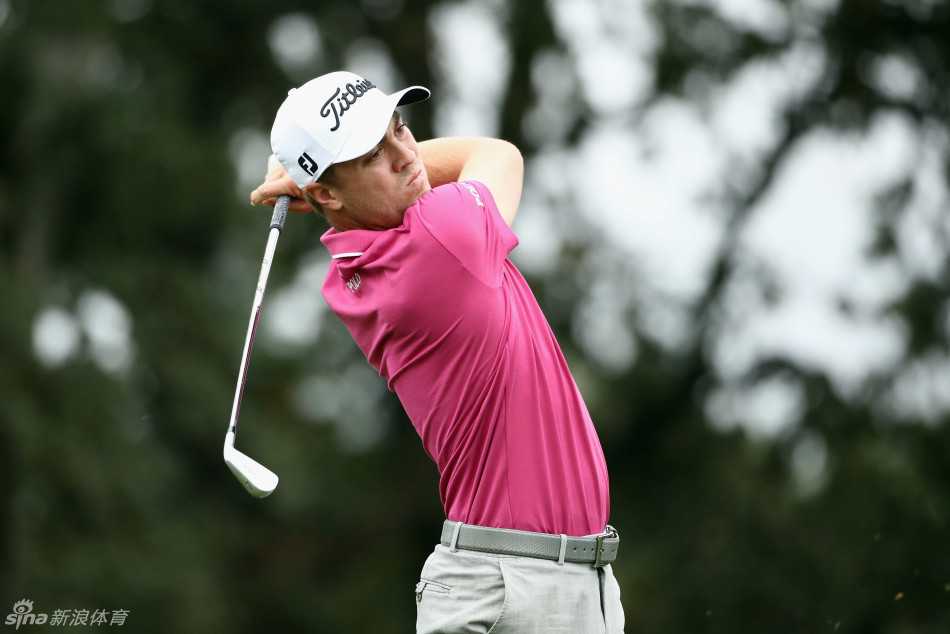 纳帕风云录:喜互惠公开赛次轮雨战中断,皮尔西坚守榜首米克尔森蓄势待发 阿根廷名将格里洛在复杂球位处冷静处理,精湛的救球技巧引来观众赞叹。