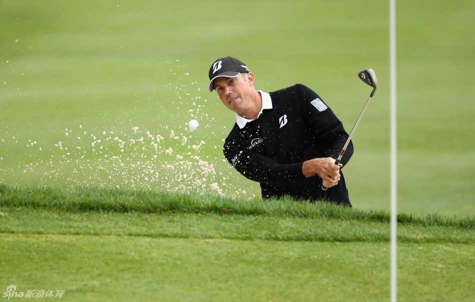 纳帕风云录:喜互惠公开赛次轮雨战中断,皮尔西坚守榜首米克尔森蓄势待发 贾斯汀·托马斯在沙坑中奋力救球,沙尘飞扬中展现不屈斗志。