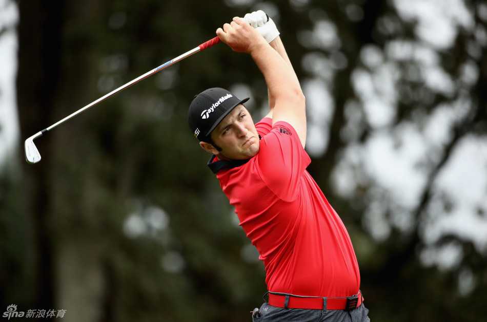 纳帕风云录:喜互惠公开赛次轮雨战中断,皮尔西坚守榜首米克尔森蓄势待发 科普卡在果岭环边细致处理一切一推,短杆技术细腻精准。