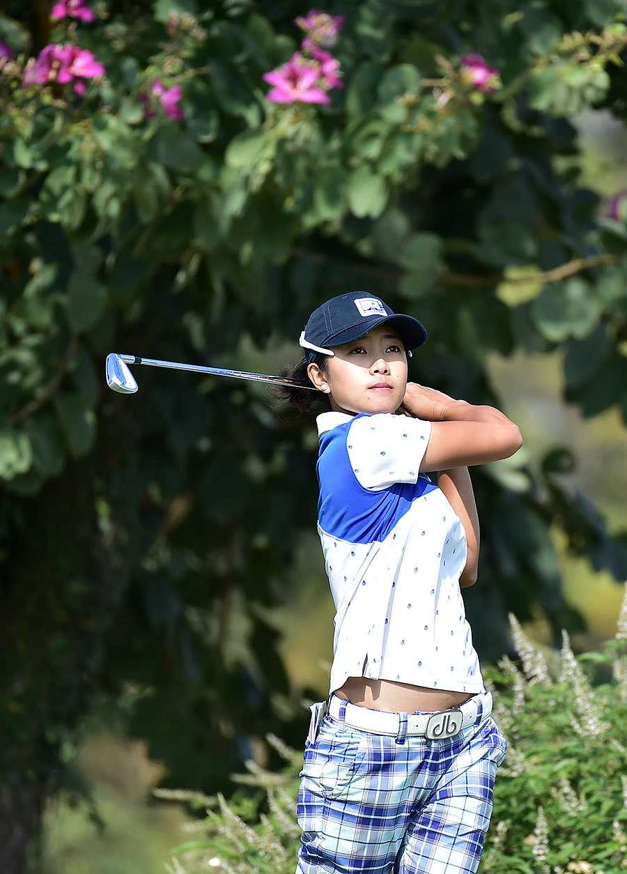 田红全力挥杆的瞬间，身体充分扭转，力量从脚下传递至杆头，动作完整而富有爆发力。