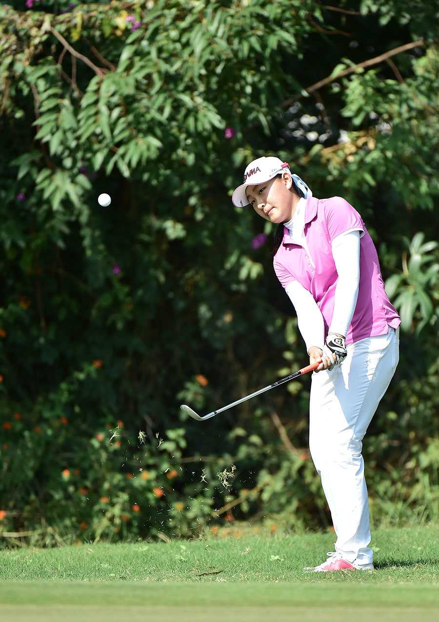 杜墨含在赛场边凝神远眺，眼神沉静而坚定，仿佛在洞察球场的每一处起伏与策略。