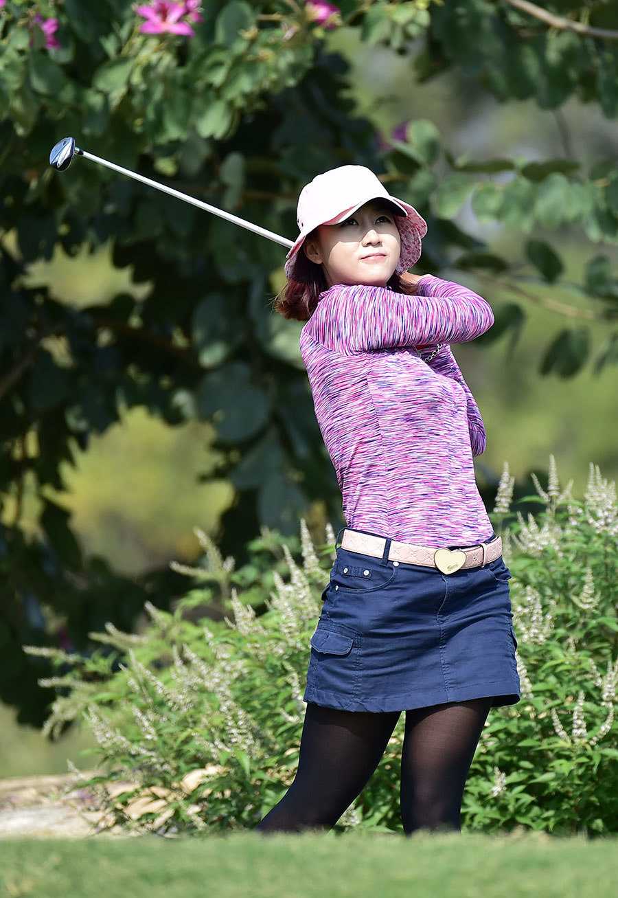 中国女子高尔夫球员们并肩而行，笑容洋溢，展现出赛场之外姐妹般的友谊与温暖的团队氛围。