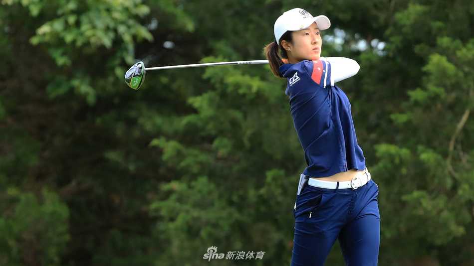 李晶恩在次轮比赛中全神贯注地观察果岭推杆线路，神情专注而坚定。