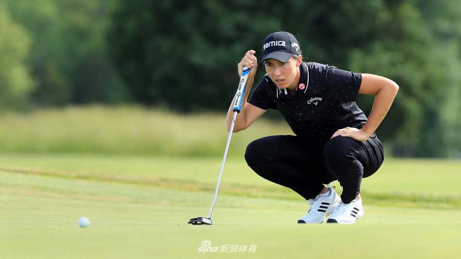 莱克西·汤普森在第十八洞果岭推出致胜老鹰推后，振臂欢呼的激动瞬间。