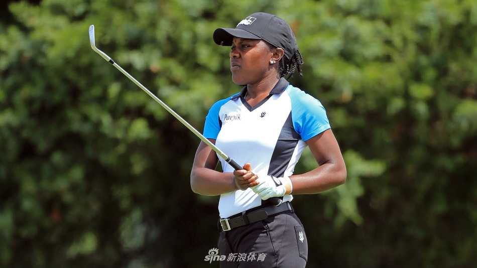 赛事观众聚集在果岭周边，屏息凝神地观看球员挑战关键推杆的紧张场景。