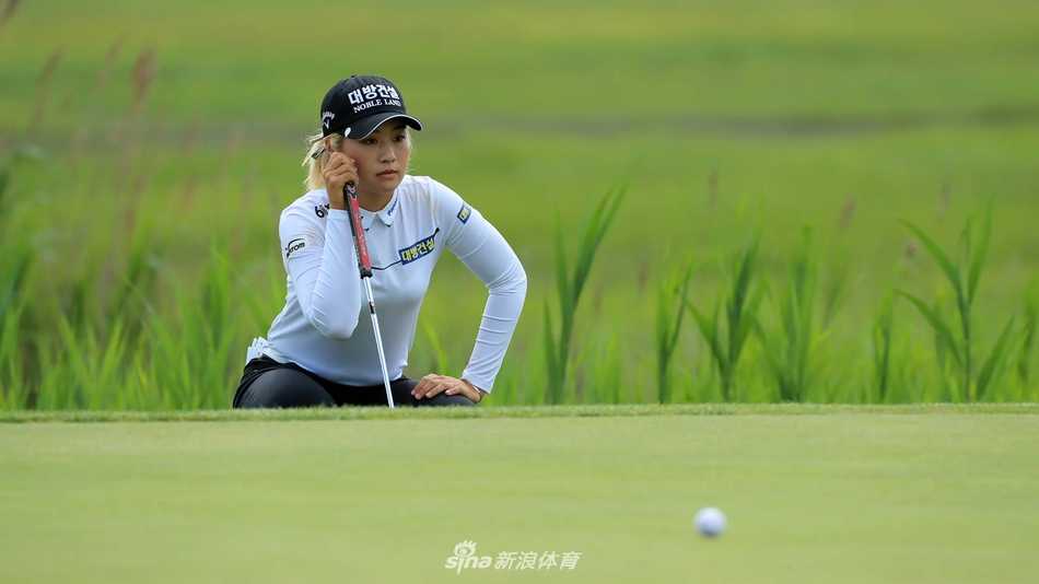 中国高尔夫球手刘钰在球场沙坑中沉着救球，目光坚毅地望向果岭方向。