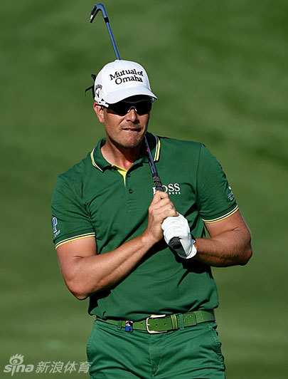 麦克罗伊在蓝色球衫外系着一条粉色腰带，这一抹亮色成为全身造型的灵魂，洒脱而充满活力。