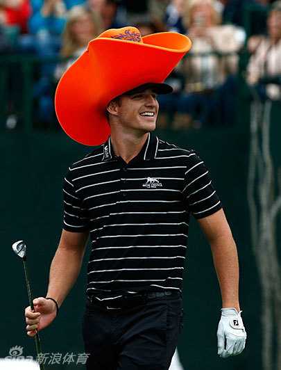 白色高尔夫球帽特写，简约优雅，静静地置于果岭之上，象征着这项运动的纯粹与传统。