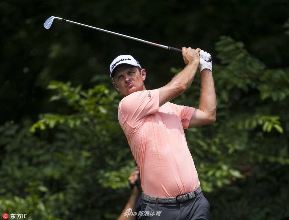 科普卡在沙坑中奋力救球，沙砾飞溅，展现其不屈的斗志