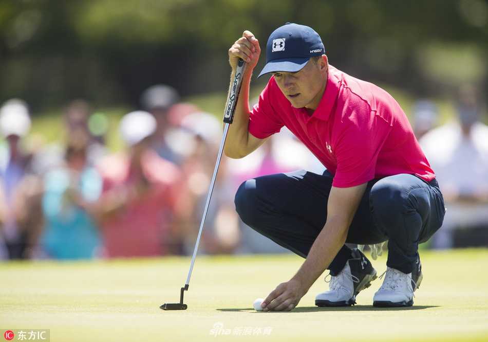 琼·拉姆为一记精彩击球紧握拳头振臂庆祝，脸上写满年轻人的锐气