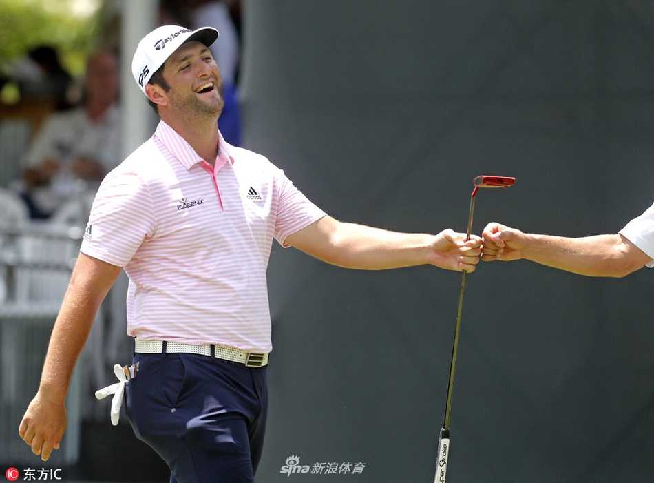 贾斯汀·罗斯完成制胜推杆后开怀大笑，与球童拥抱庆祝，释放所有压力