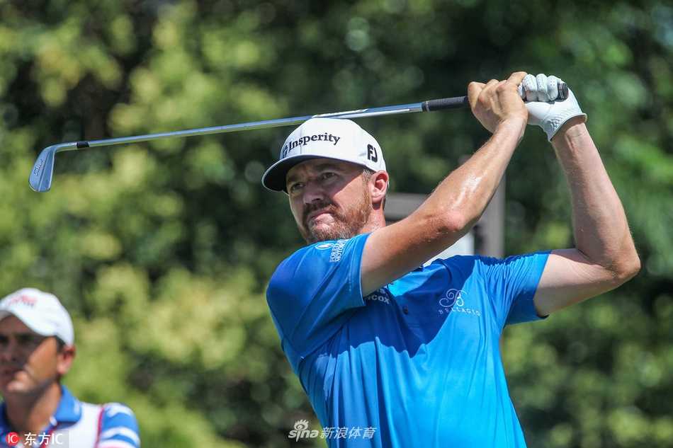 布鲁克斯·科普卡在比赛中凝神站立，与拉姆等人并列关注球场局势