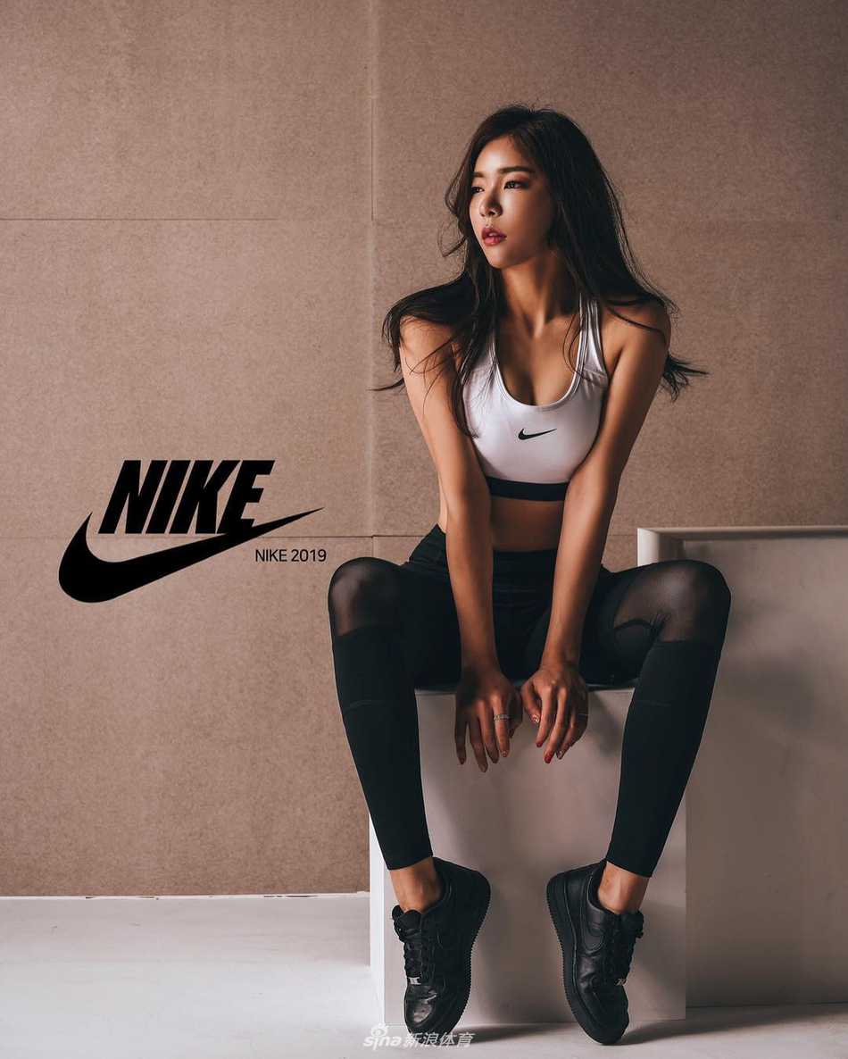 金他美凝神静气，优雅挥杆，白色球帽下目光如炬紧盯远方落点