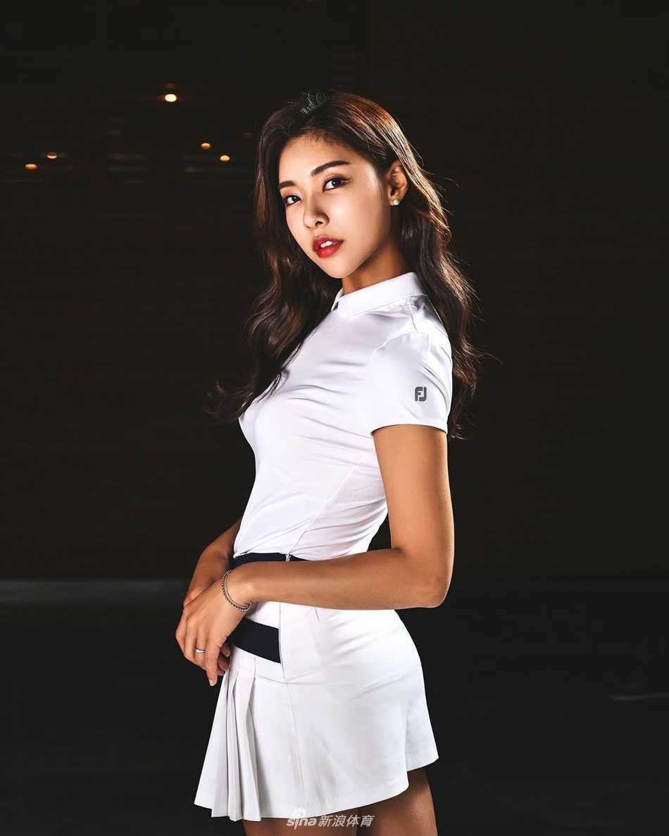 果岭上她屈膝细致观察推杆路线，沉稳气质显露大将之风