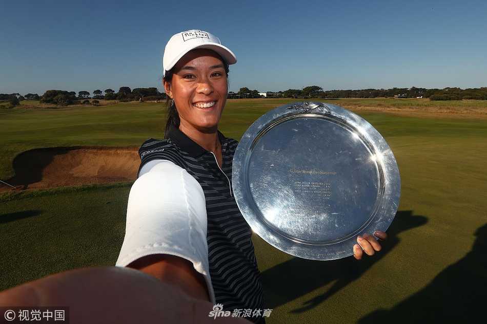 维克公开赛波蒂尔逆转夺LPGA首冠 吴秀贤考夫曼憾失良机 维克公开赛冠军席琳·波蒂尔手捧奖杯,在夕阳的余晖下绽放出灿烂而如释重负的笑容