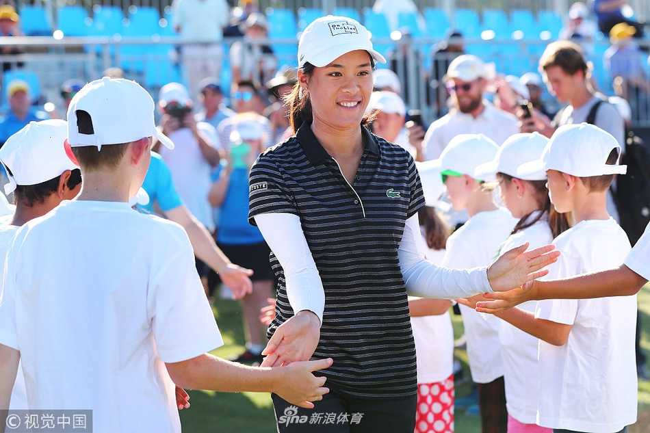 维克公开赛波蒂尔逆转夺LPGA首冠 吴秀贤考夫曼憾失良机 金·考夫曼在五号洞面对棘手的球位面露难色,这一洞的双柏忌成为了她决赛轮崩盘的开始