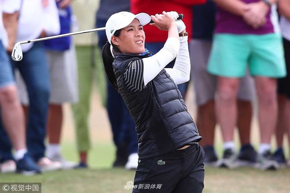 维克公开赛波蒂尔逆转夺LPGA首冠 吴秀贤考夫曼憾失良机 波蒂尔在十五号洞果岭凝视线路,随后她推入了决定冠军归属的关键长推