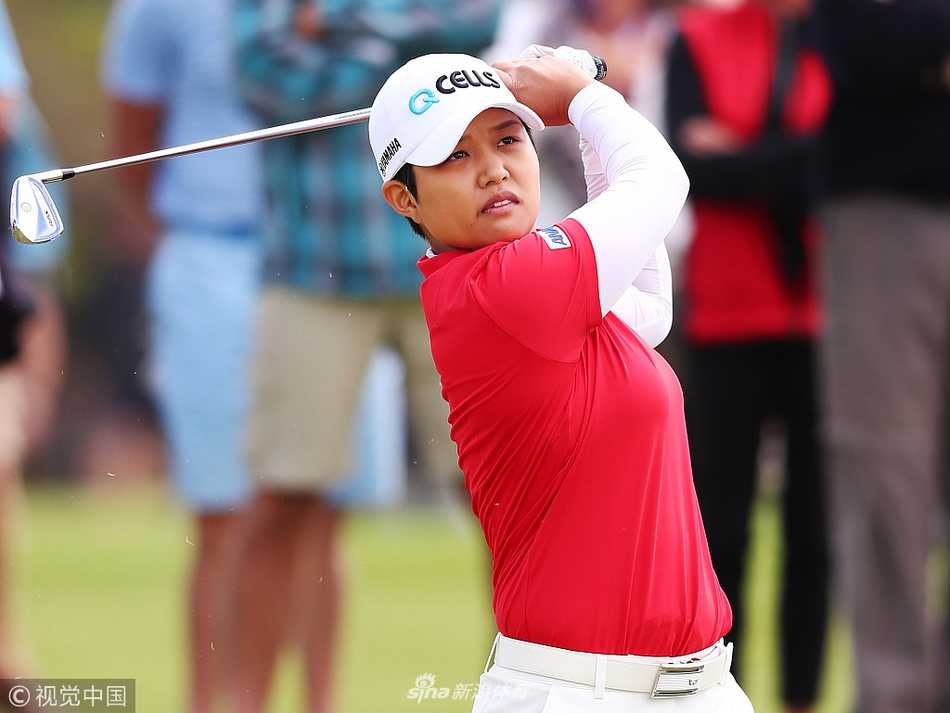 维克公开赛波蒂尔逆转夺LPGA首冠 吴秀贤考夫曼憾失良机 颁奖仪式上,冠军波蒂尔被鲜花与掌声包围,她的胜利是坚持不懈努力的最佳回报