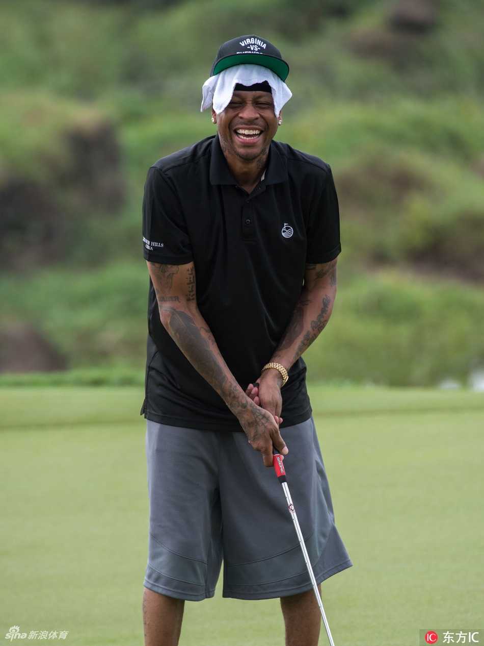 沙奎尔·奥尼尔在高尔夫球场露出标志性爽朗笑容，巨大身躯与小巧高尔夫球形成有趣对比
