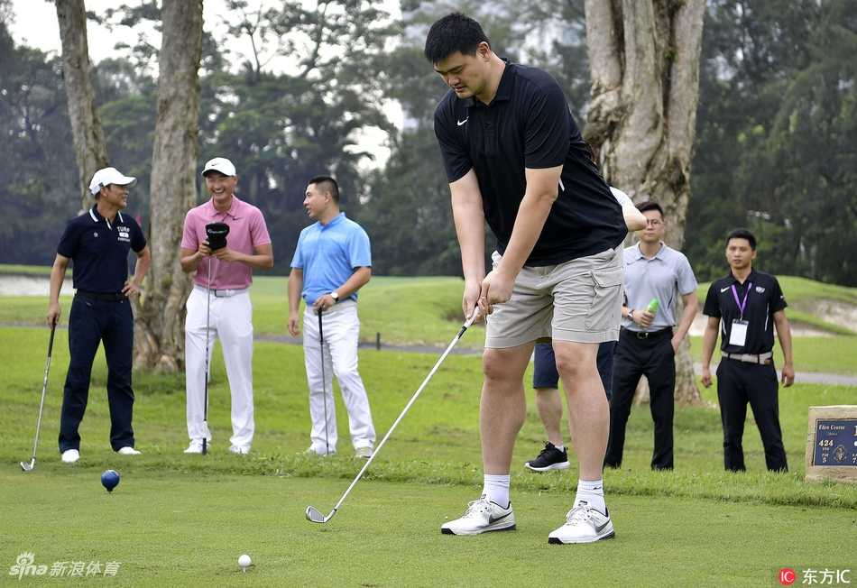 德怀恩·韦德在绿茵场上轻松漫步，享受高尔夫运动带来的闲暇时光