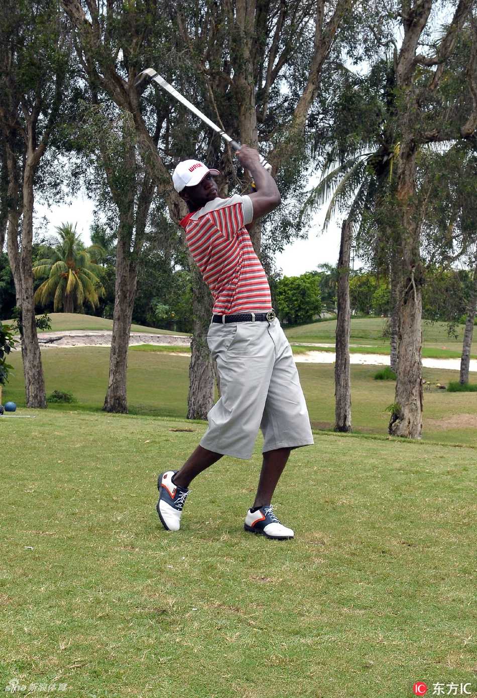 史蒂夫·纳什优雅完成高尔夫挥杆动作，展现其作为顶级运动员的身体协调性