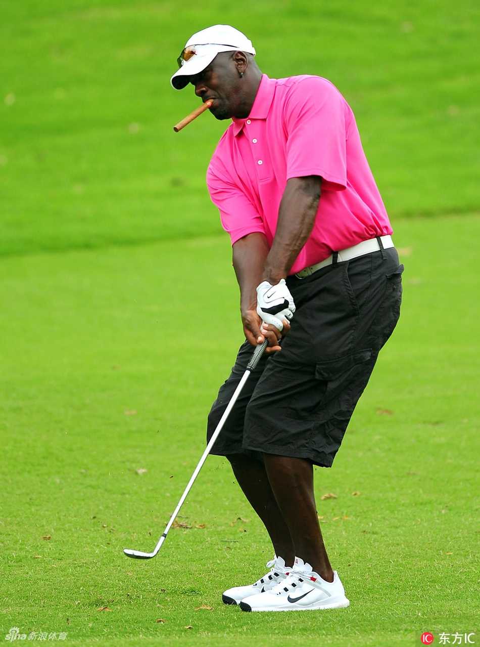 中国巨人姚明俯身准备击打高尔夫球，专注神情与标准姿势透露着他对新运动的认真