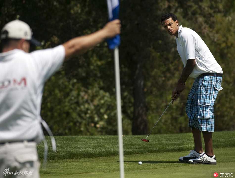 科比·布莱恩特在高尔夫球场凝神思考，展现其认真对待每一项挑战的曼巴精神