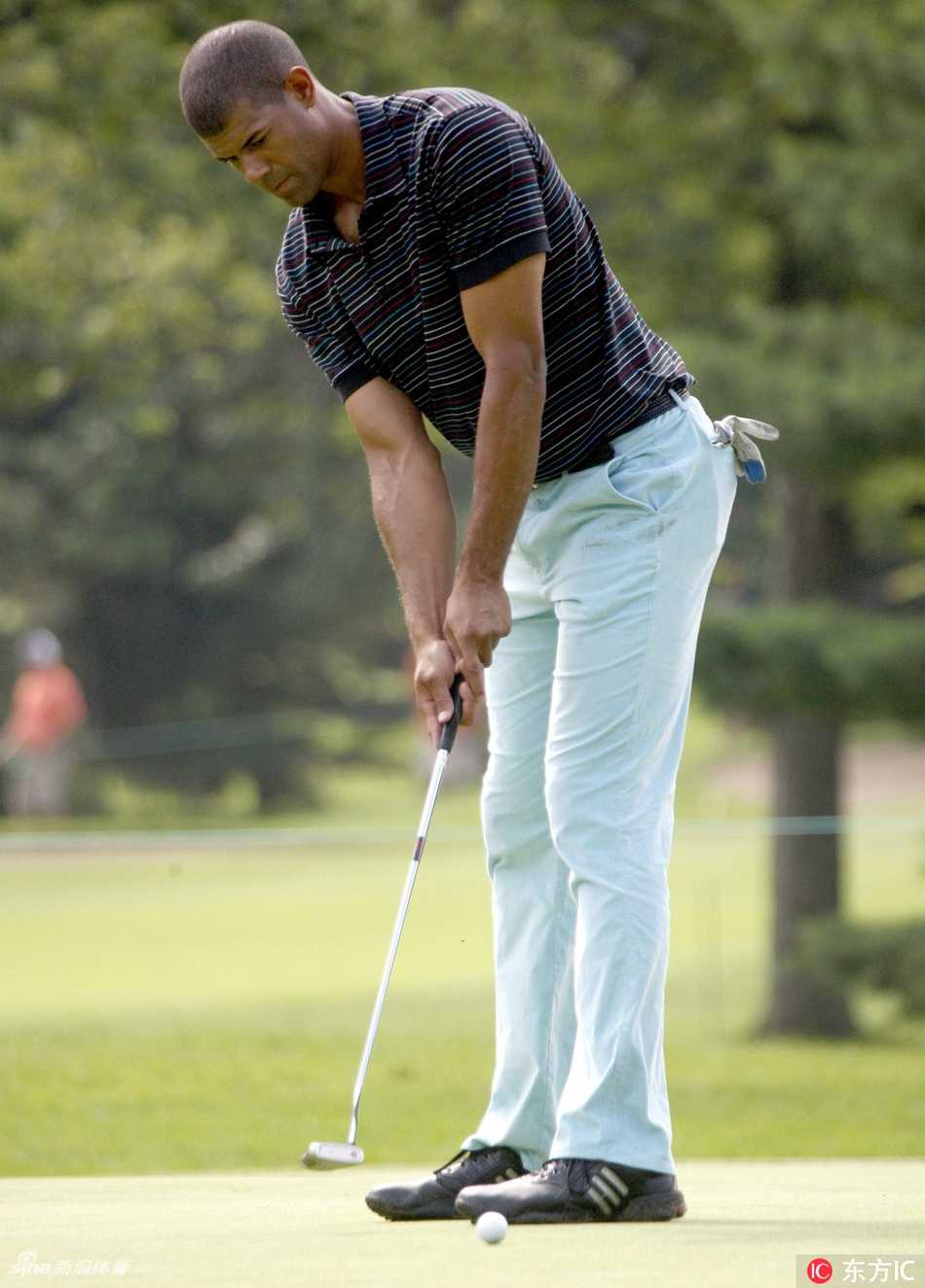 克里斯·保罗与好友在高尔夫球车上开怀大笑，享受与篮球场截然不同的团队乐趣