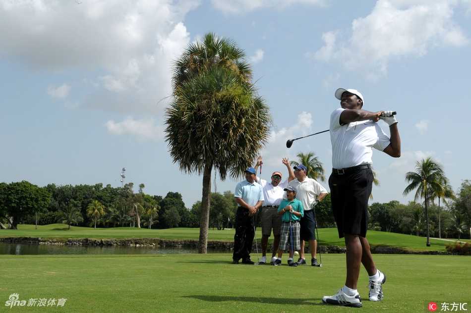 特雷西·麦克格雷迪在高尔夫挥杆中展现流畅身姿，仿佛将干拔跳投的优雅移植到了绿茵场
