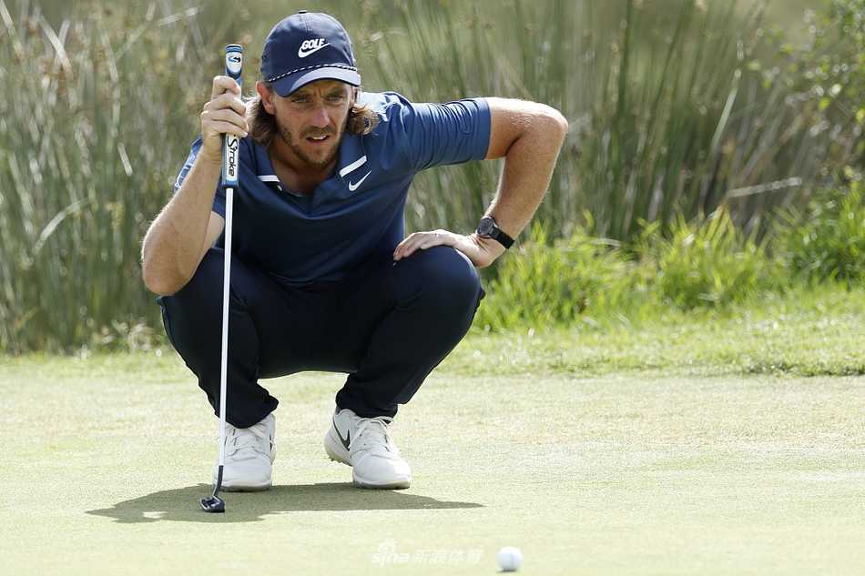 小白球在空中飞行，背景是维多利亚球场标志性的湖泊与观众看台，轨迹预示着一记完美的强攻。