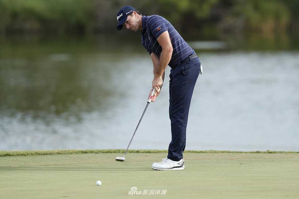 乔治·坎瑟亚在第十七洞球道上，目光如炬地凝视着远方的果岭，手中球杆已为创造老鹰时刻做好准备。