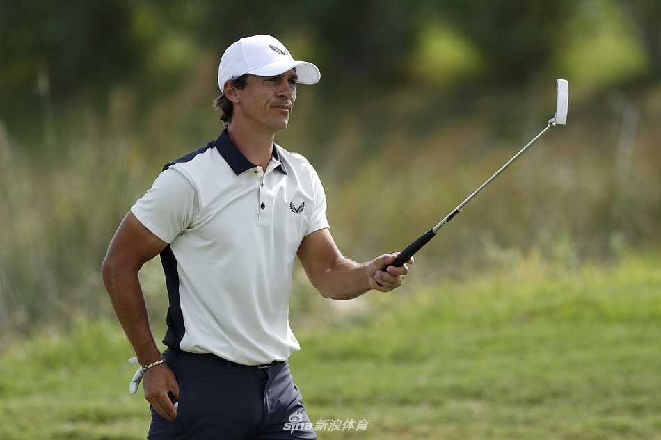 坎瑟亚振臂欢呼，身后是碧水蓝天，成功射下老鹰后的激情释放感染了整个球场。