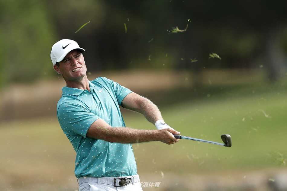 小鸟推精准入洞瞬间，坎瑟亚紧握拳头庆祝，笑容灿烂，完成了一次经典的收官逆转。