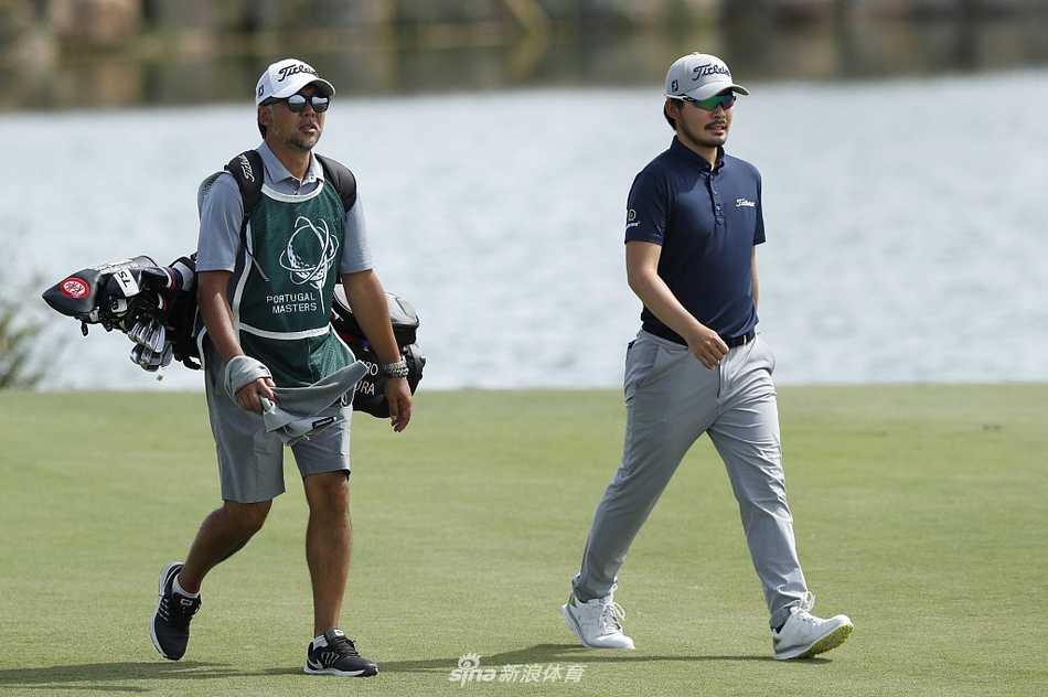 坎瑟亚在第十八洞果岭上俯身观察推杆线路，眼神专注，决胜时刻的静谧中蕴藏着风暴。