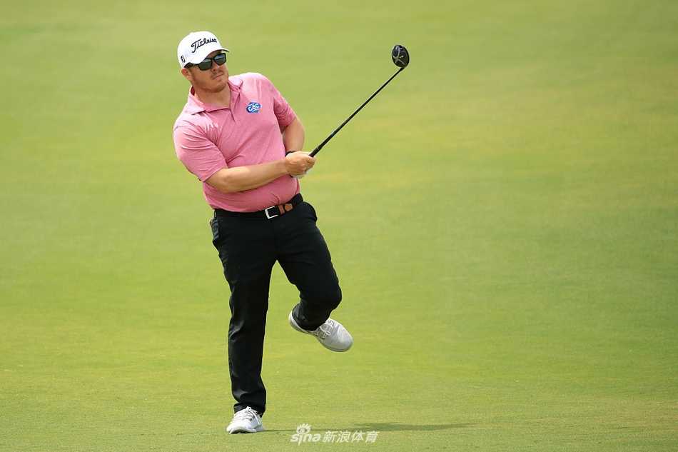 坎瑟亚赛后与球童击掌相庆，夕阳下的剪影勾勒出胜利的伙伴情谊与赛事的辉煌一刻。