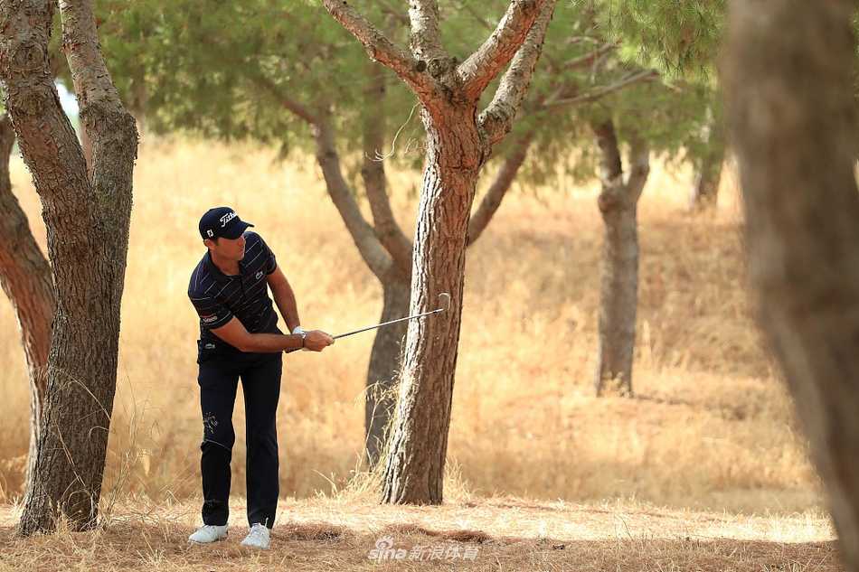 维多利亚球场全景，蜿蜒的球道与碧蓝湖泊相映成趣，展示着这座锦标赛级球场的壮丽与挑战。