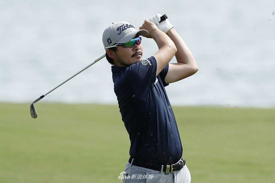 领先榜积分牌特写，坎瑟亚的名字因最后两洞的惊艳表现而位置大幅跃升，竞争格局瞬间改变。