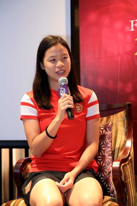 谭茹殷与同伴们围绕在足球高尔夫球洞旁，脸上洋溢着欢乐的笑容，共同庆祝进球的美好瞬间。