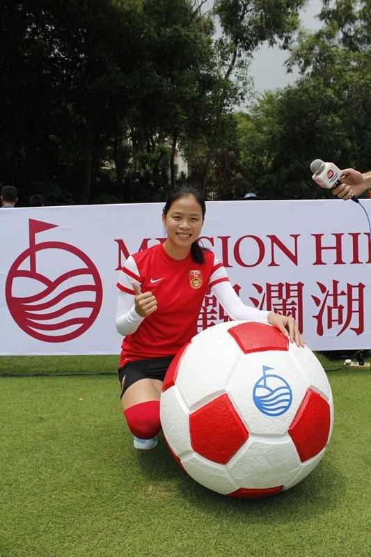 比赛间隙，谭茹殷正在接受媒体采访，她眼神明亮，神情专注地分享着对这项跨界运动的感受与期待。