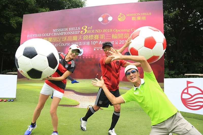 谭茹殷与一位外籍参赛选手在赛场边友好交流，体现了这项运动的国际性与友谊精神。